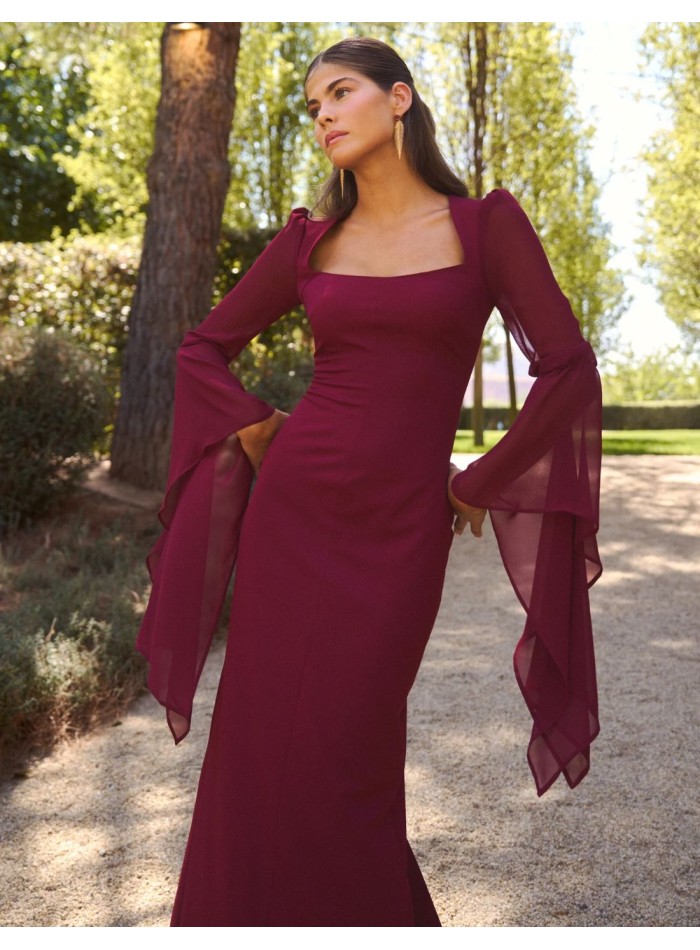 Vestido largo granate con escote recto y mangas fluidas en gasa