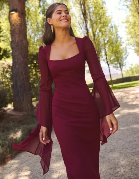 Vestido largo granate con escote recto y mangas fluidas en gasa para invitada