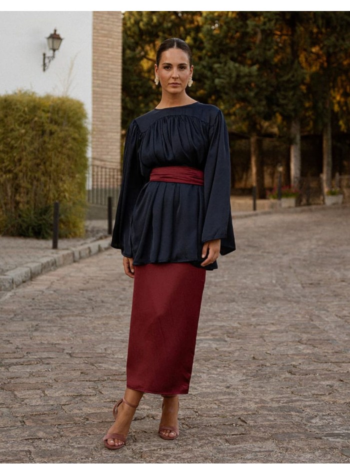 Jupe midi droite de couleur bordeaux avec fermeture éclair invisible