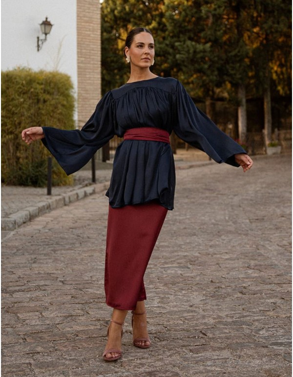 Jupe midi droite de couleur bordeaux avec fermeture éclair invisible 2