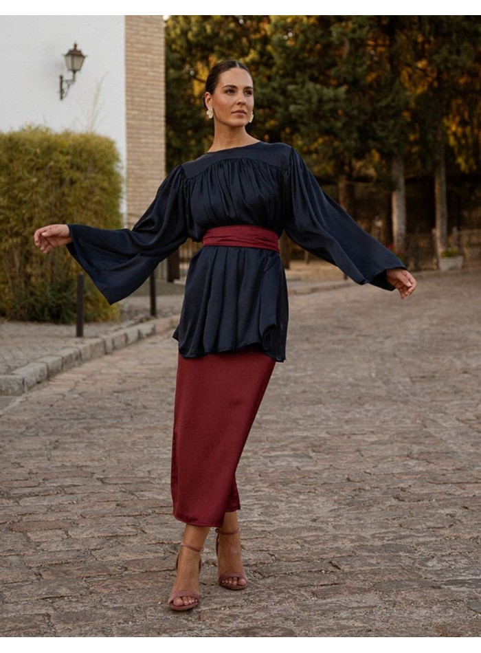 Jupe midi droite de couleur bordeaux avec fermeture éclair invisible