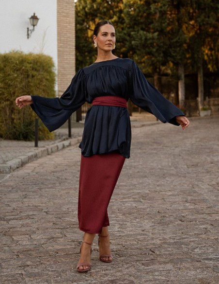 Jupe midi droite de couleur bordeaux avec fermeture éclair invisible