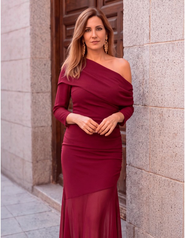 Robe longue bordeaux pour invitée, avec un décolleté asymétrique
