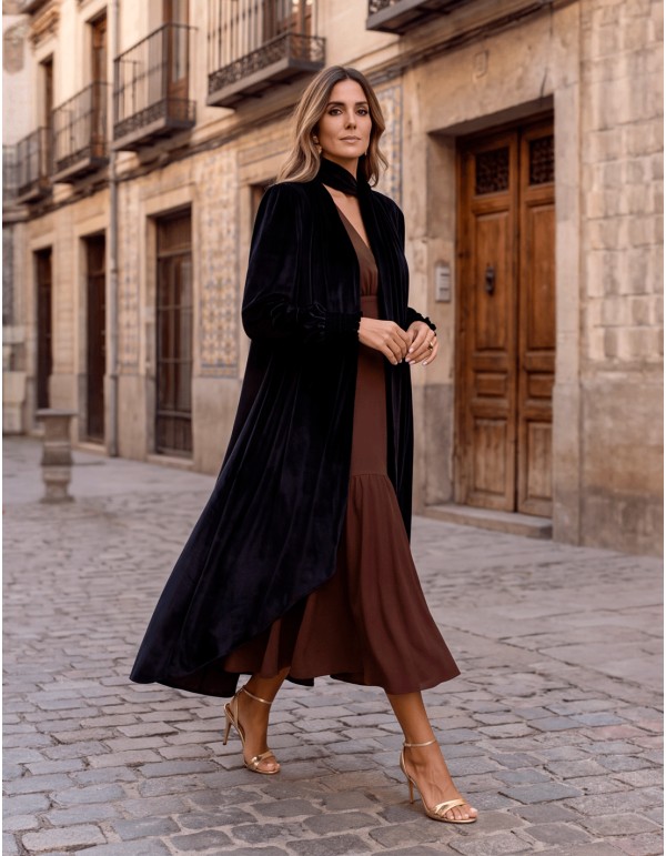 Long manteau noir de type kimono en velours avec châle...