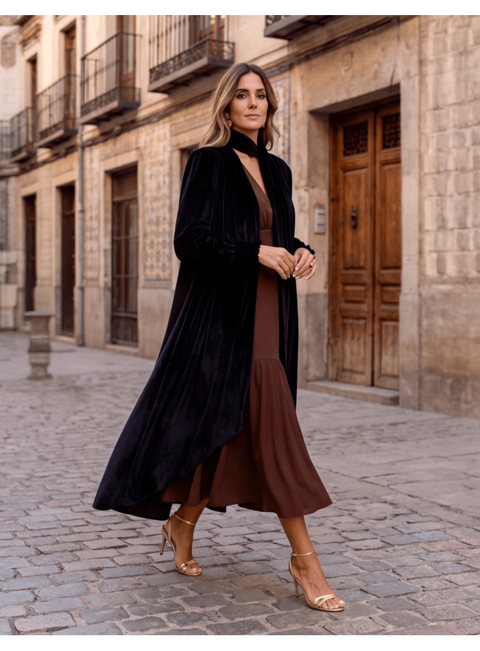 Abrigo tipo kimono largo de terciopelo negro con chal incorporado para bodas y eventos elegantes