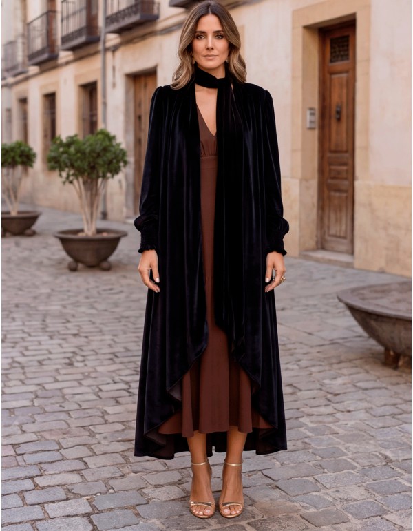 Long manteau noir de type kimono en velours avec châle... 2