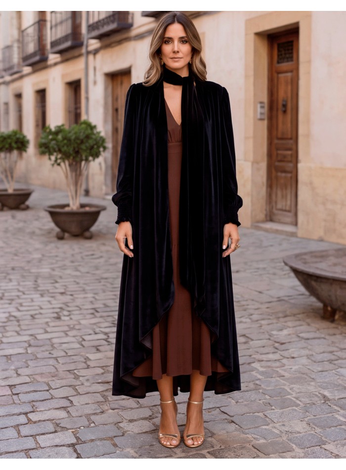 Abrigo tipo kimono largo negro de terciopelo con chal incorporado