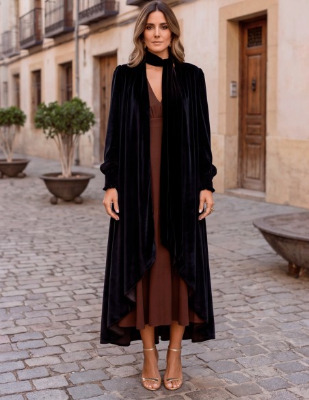Abrigo tipo kimono largo negro de terciopelo con chal incorporado