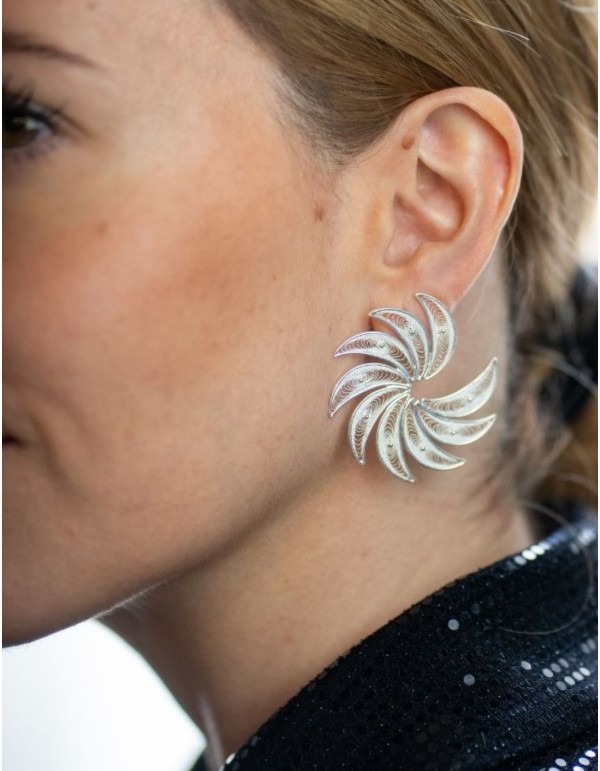 Boucles d'oreilles en demi-spirale avec détails de plumes