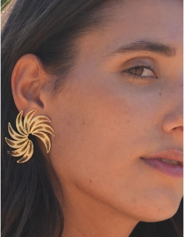 Pendientes en forma de semi espiral con detalle de plumas dorados
