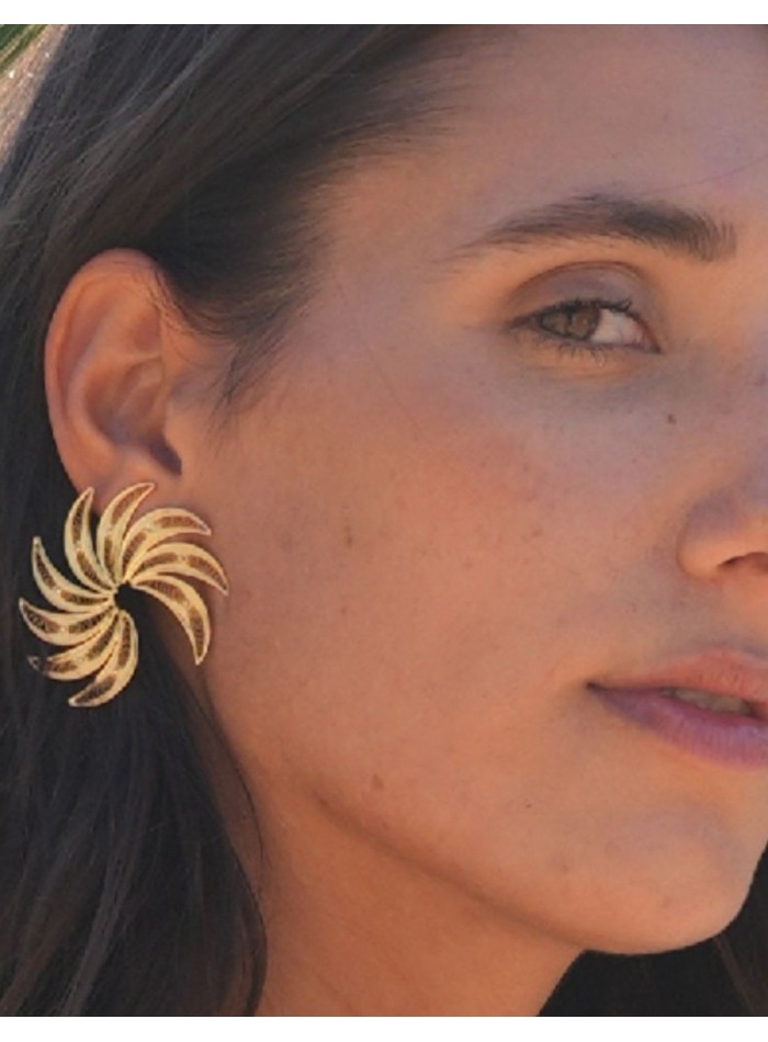 Pendientes en forma de semi espiral con detalle de plumas dorados