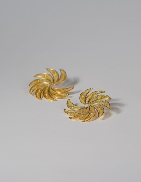 Pendientes dorados para invitadas en forma de semi espiral