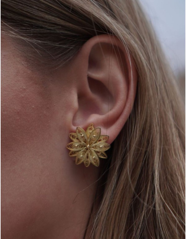 Pendientes pequeños en forma de flor de jazmín en dorados