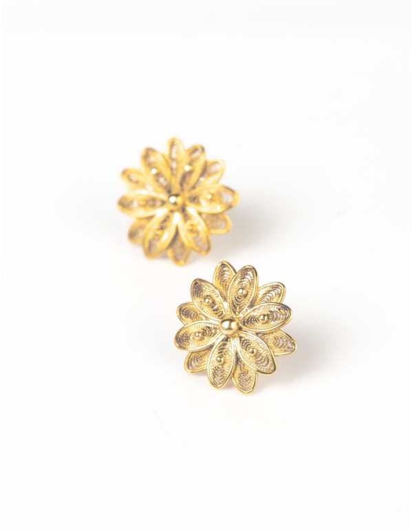 Small flower-shaped earrings 2
