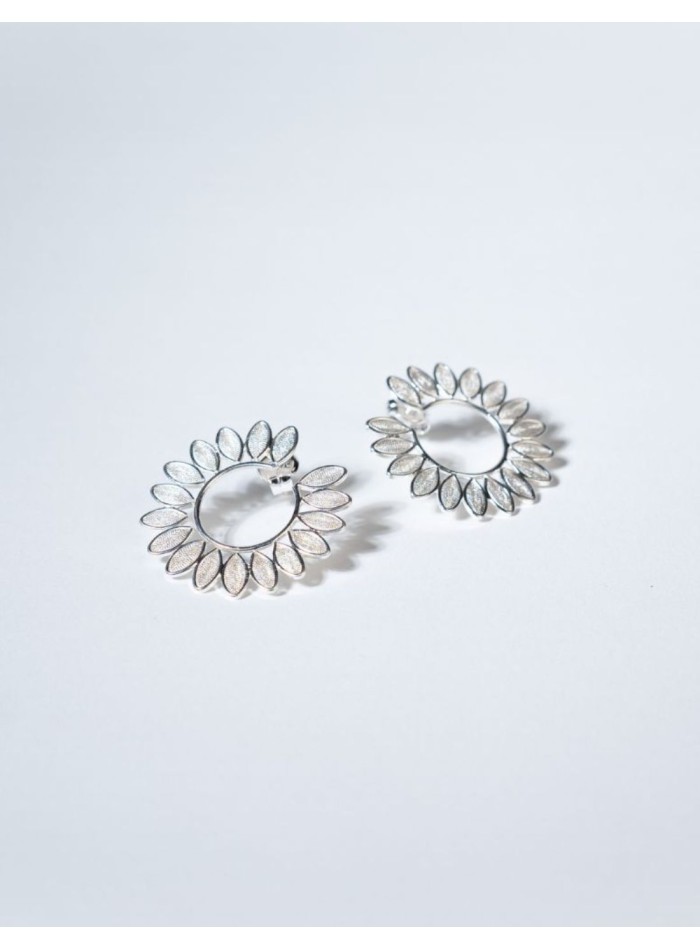 Pendientes pequeños de invitadas en plata