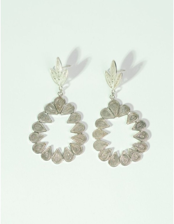 Boucles d'oreilles ajourées en forme de larme et avec un... 2