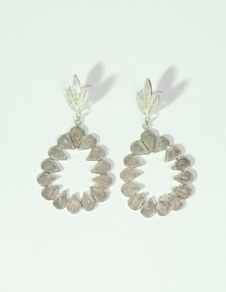 Boucles d'oreilles ajourées en forme de larme et avec un motif floral en anneau
