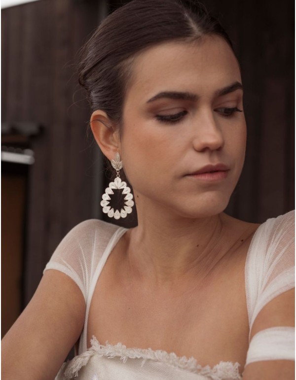 Pendientes calados con diseño de lágrima y aro floral