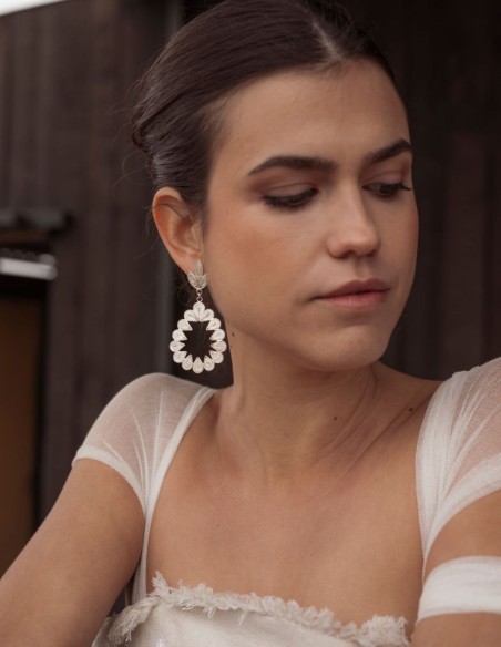 Pendientes calados con diseño de lágrima y aro floral
