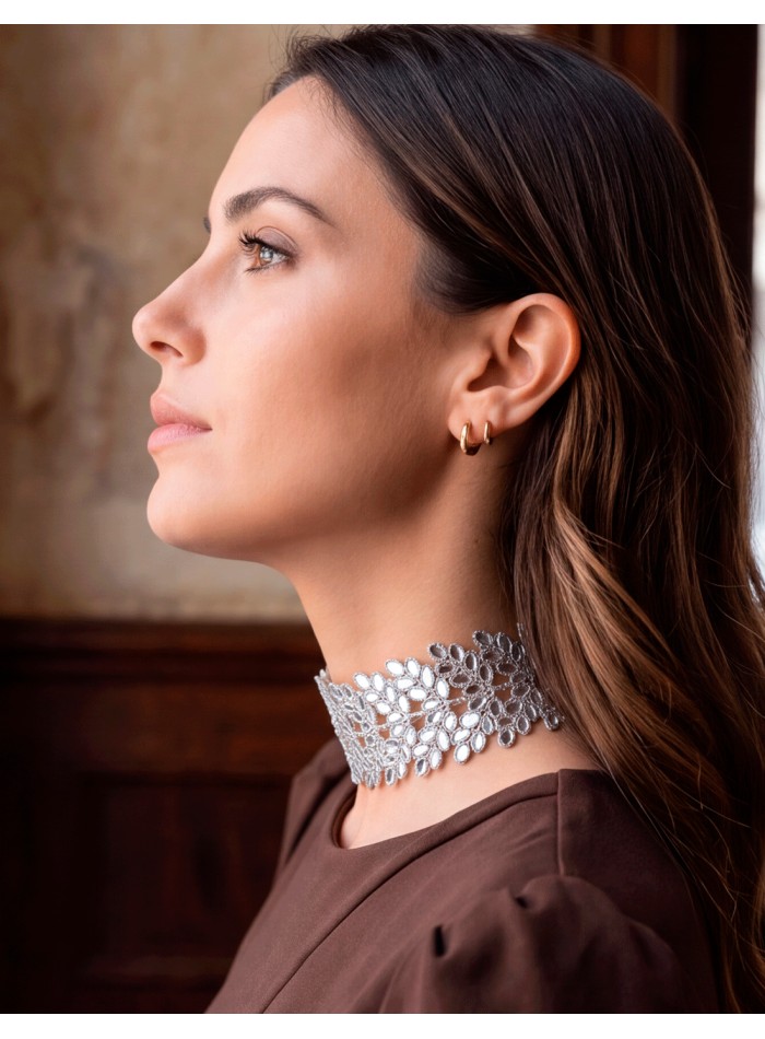 Collar choker artesanal plateado con espejitos en forma de hojas y cierre ajustable
