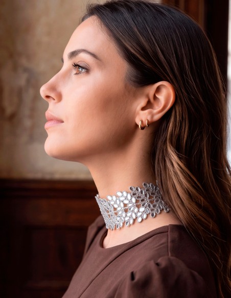 Collier ras-du-cou artisanal argenté, orné de petits miroirs et de feuilles, réglable