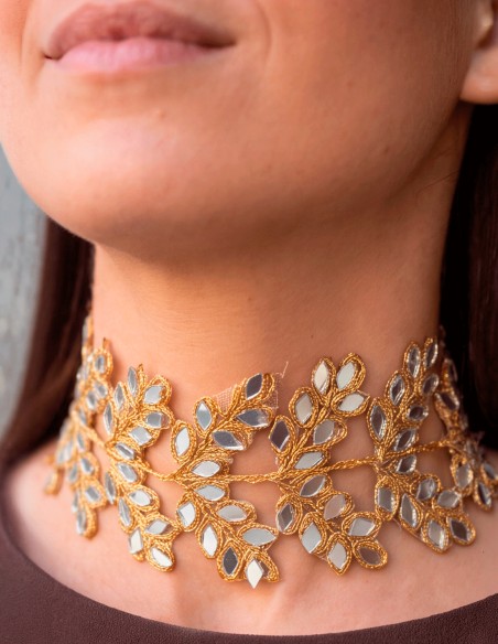 Collier ras-du-cou artisanal doré avec des miroirs en forme de feuilles et un fermoir à chaîne réglable