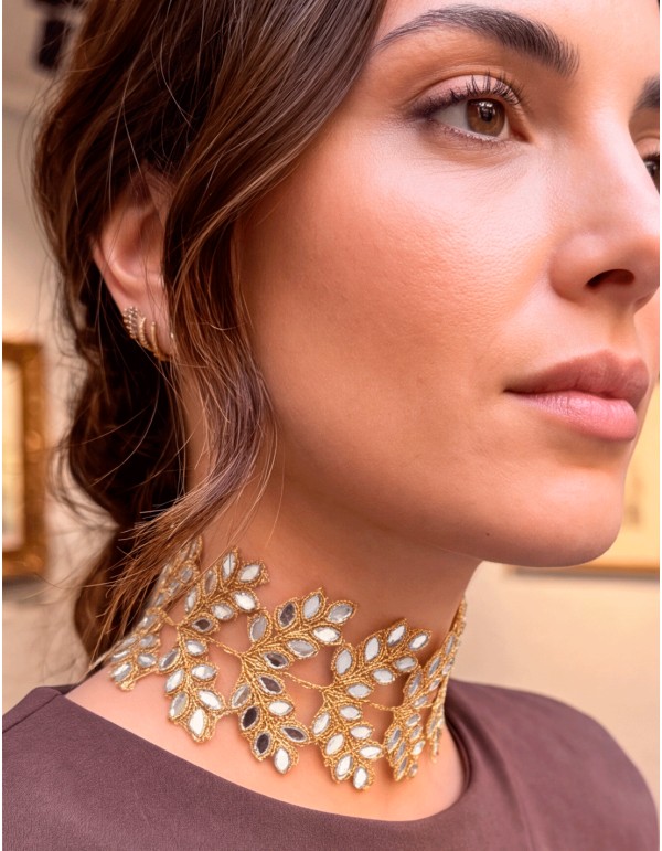 Handcrafted gold choker necklace with leaf-shaped mirrors