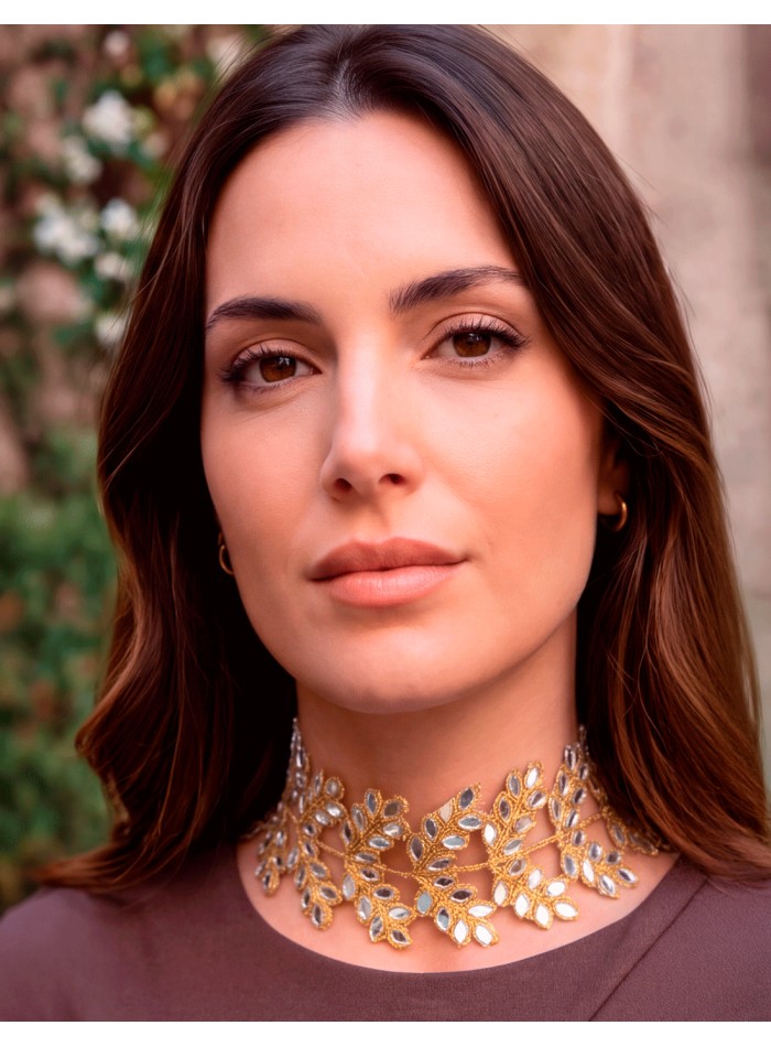 Este collar choker dorado artesanal destaca por su diseño de inspiración botánica