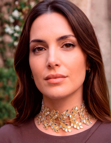 Handcrafted choker Handcrafted with leaf-shaped mirrors and an adjustable chain clasp