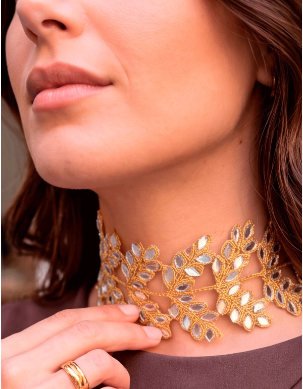 Handcrafted gold choker necklace with leaf-shaped mirrors 2