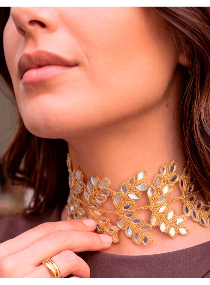 Collier ras-du-cou artisanal doré, orné de petits miroirs en forme de feuilles