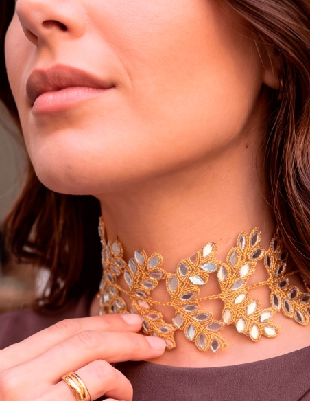 Collier ras-du-cou artisanal doré, orné de petits miroirs en forme de feuilles