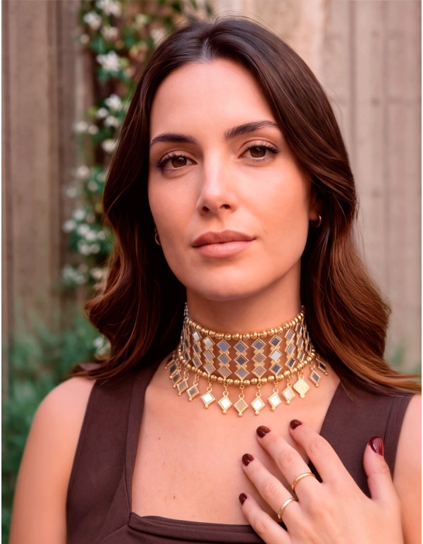 Collier ras-du-cou doré semi-rigide orné de cristaux et de losanges pendants