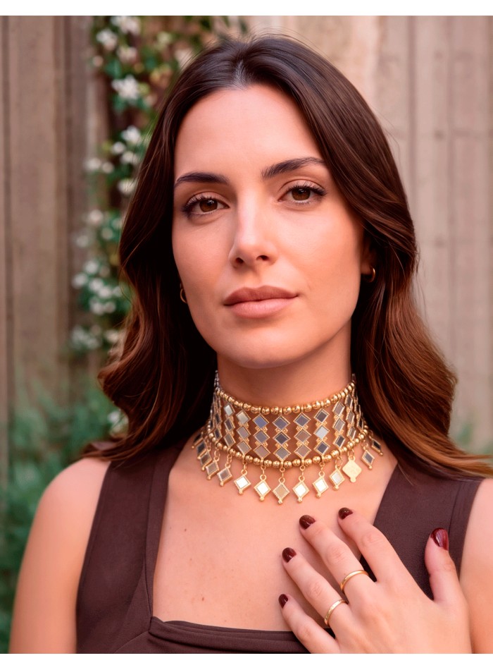 Choker dorado semirrígido de latón con cristales y rombos colgantes