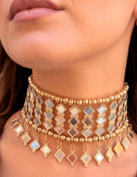 Choker dorado semirrígido de latón con cristales, rombos y colgantes para invitadas