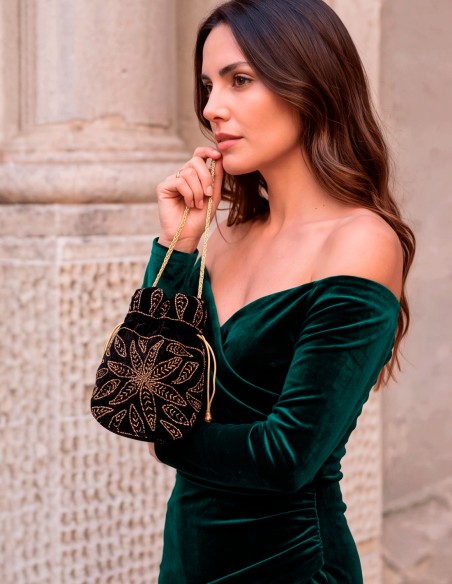 Sac pochette en velours noir orné de perles dorées cousues à la main