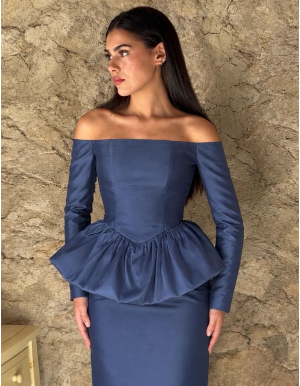 Set consisting of a bardot-neckline top and an... 2
