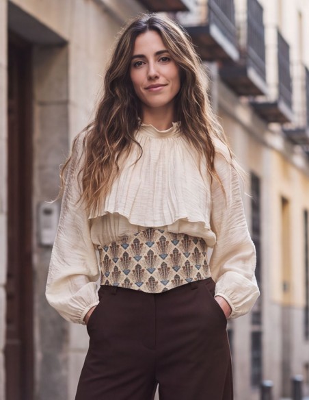 Fajín ancho beige estampado con motivos geométricos en tonos marrones y azules para looks casuales