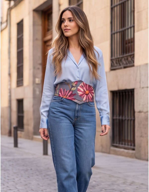 Fajín ancho azul estampado ideal para looks casual. 2