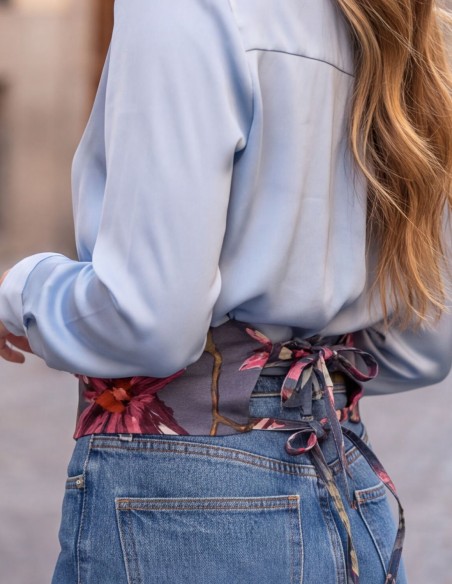Large ceinture bleue à motifs floraux fuchsia