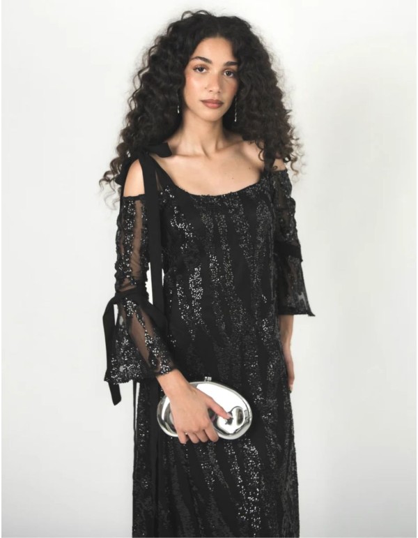 Vestido negro de tul bordado con lentejuelas, escote palabra de honor y mangas acampanadas. 2