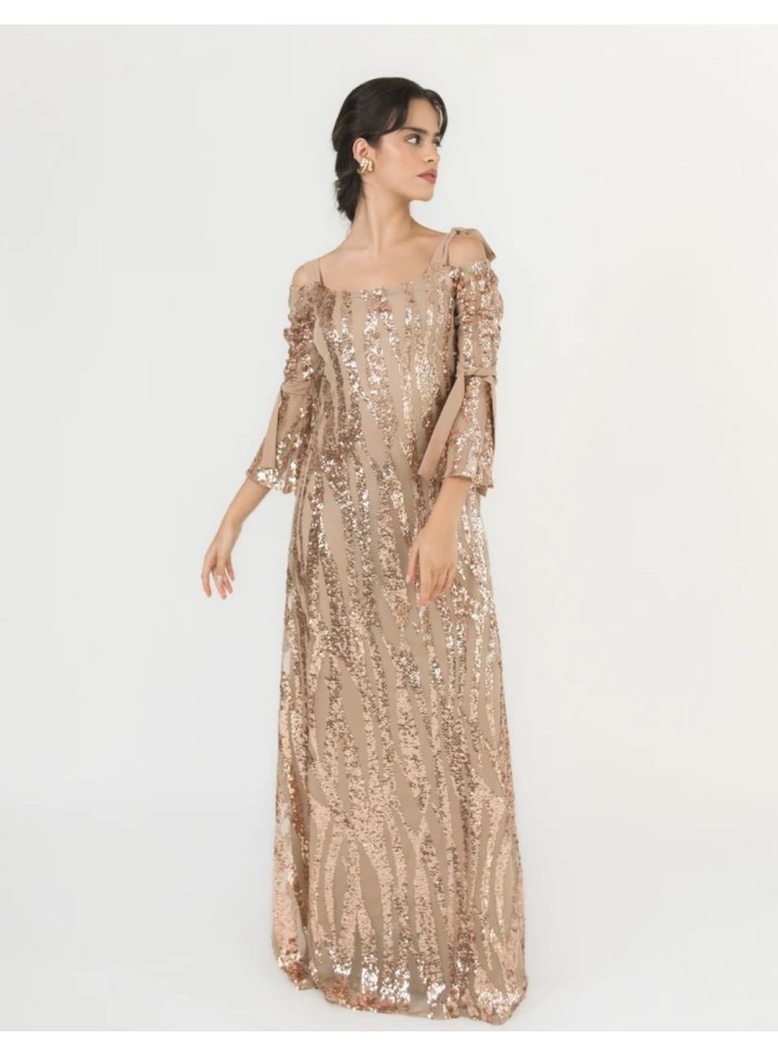 Robe en tulle à sequins champagne, avec décolleté bustier et manches évasées.