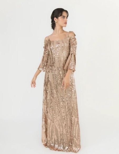 Robe en tulle à sequins champagne, avec décolleté bustier et manches évasées.