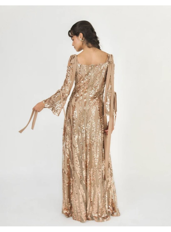 Détail du décolleté bustier et des bretelles réglables nouées en nœud de la robe champagne.