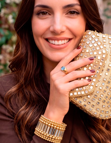 Clutch dorado rígido con cristales cuadrados y diseño geométrico