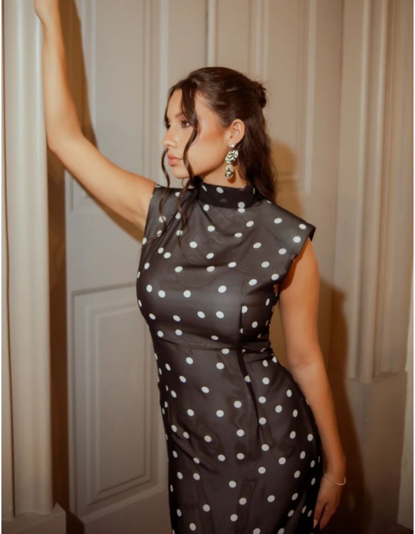 Vestido negro de corte recto con lunares blancos y cuello alto 2