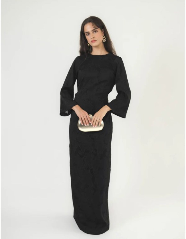 Robe longue noire en brocart, à manches longues papillon, silhouette ajustée et fente sur la jupe.