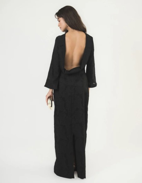 Robe longue noire en brocart avec dos nu, décolleté drapé en U et manches papillon.