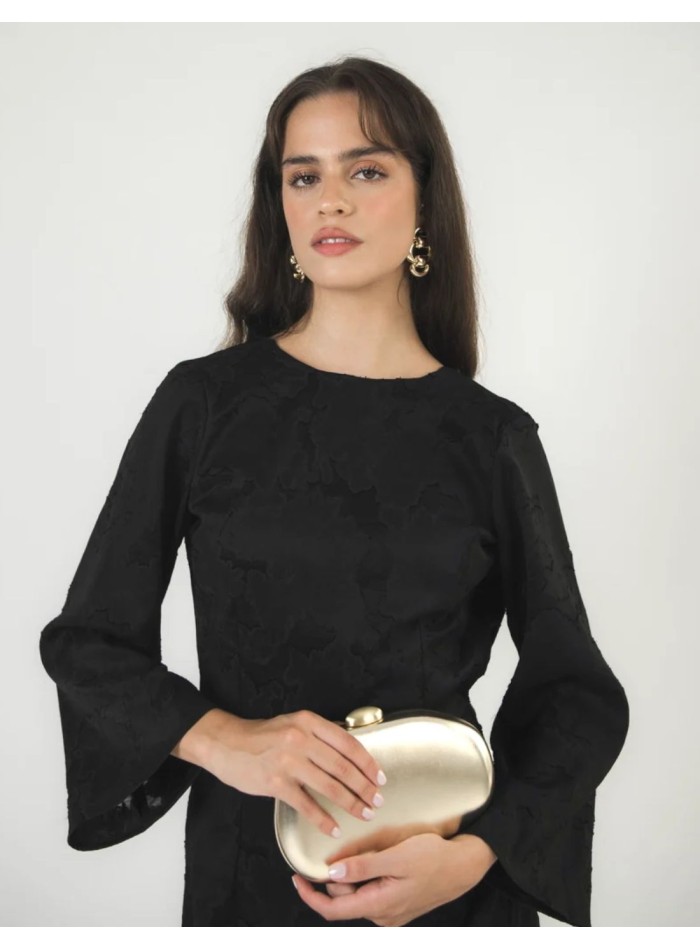 Vestido largo negro de brocado con espalda descubierta y mangas mariposa para invitada