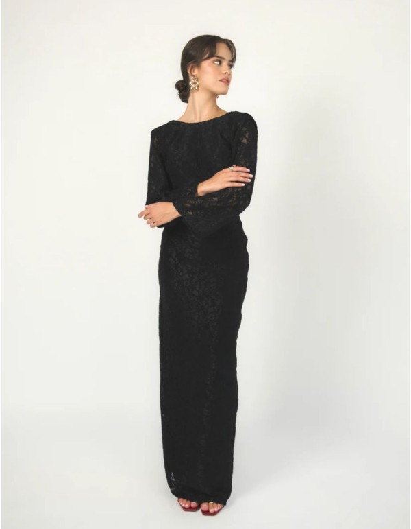Robe longue noire en dentelle de velours avec manches longues papillon et coupe ajustée.